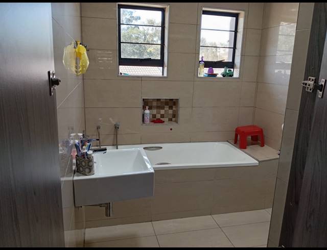 3 BEDROOM SECTIONAL TITLE FOR SALE IN ESCOMBE